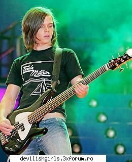 Georg - intr-un concert - Tokio hotel