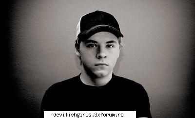 Gustav - nu prea se vede bn poza e alb negru - Tokio hotel