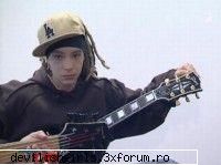 Poze cu Tom - cu chitara in mana - Tokio hotel