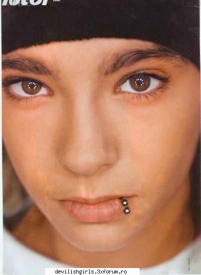 Poze cu Tom - ia uitati-va fetelor ce privire are aici....va - Tokio hotel