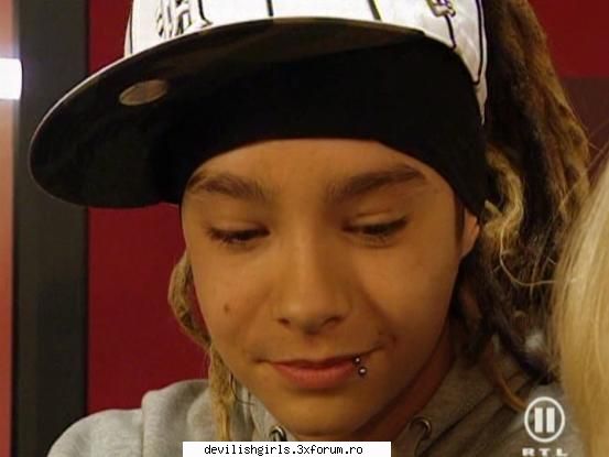Poze cu Tom - isi apleaca privirea - Tokio hotel